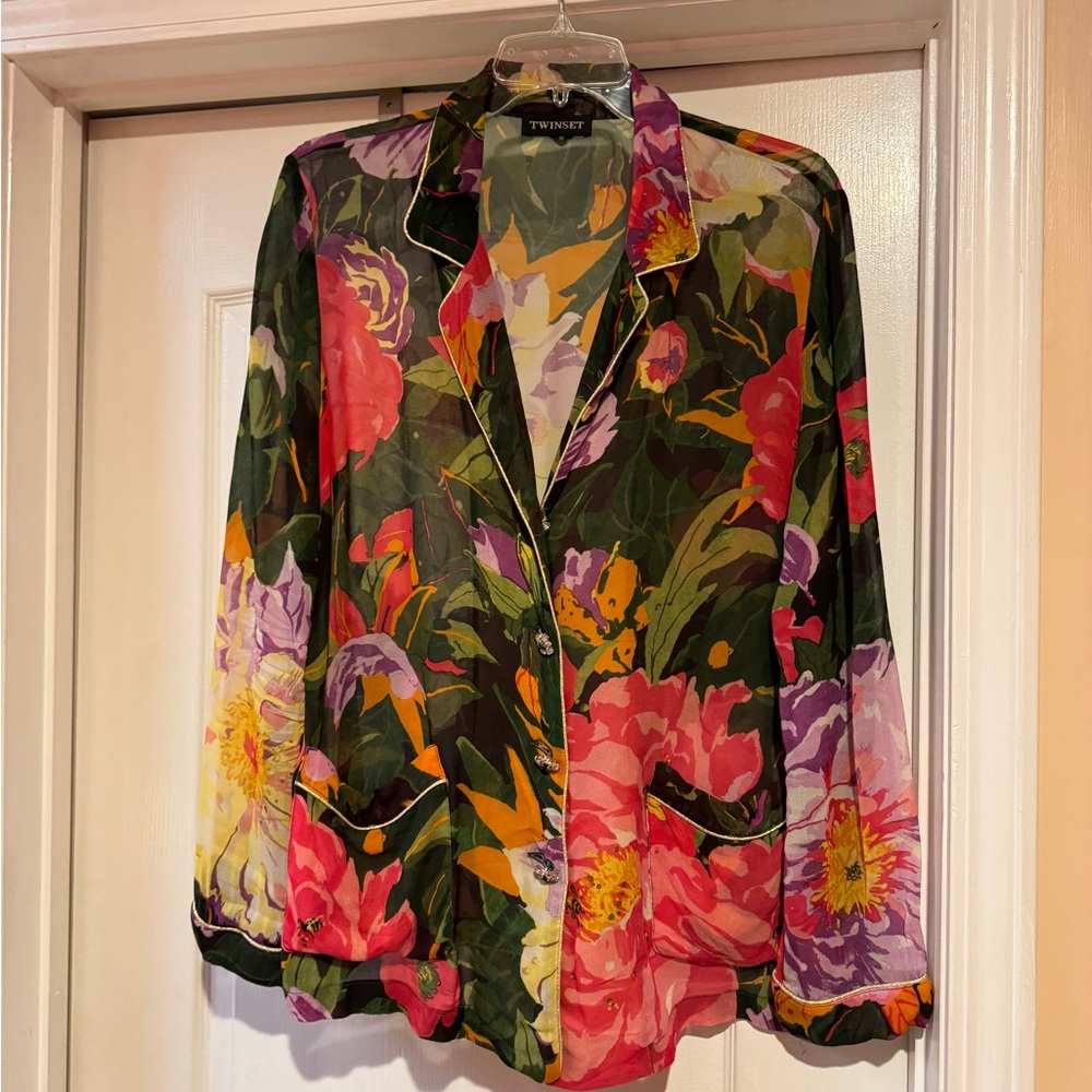 Floral collared button down blouse with flair!